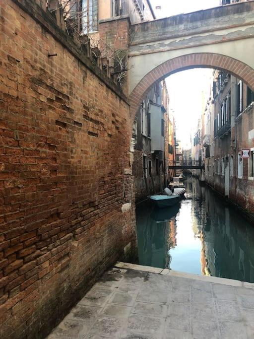 Walk On The Water ✧ 5 Minutes To Rialto Bridge Lägenhet Venedig Exteriör bild