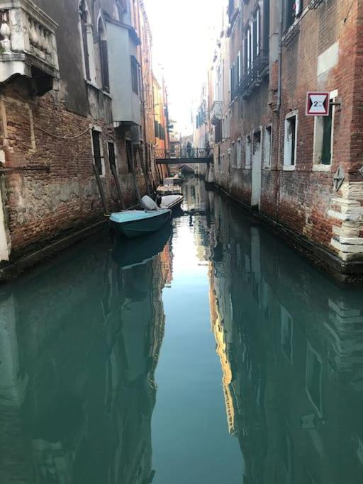 Walk On The Water ✧ 5 Minutes To Rialto Bridge Lägenhet Venedig Exteriör bild